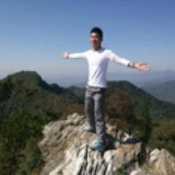 在路上。 行走青
