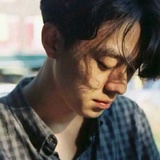 不信比来长下泪