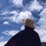 砸核桃的少女