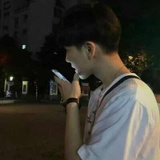关伯兰在笑