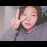 篱笆下的凤梨花