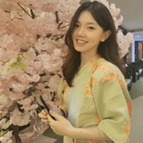 葡萄架下女少年