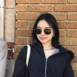 明明坐在对面