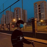 小声地说